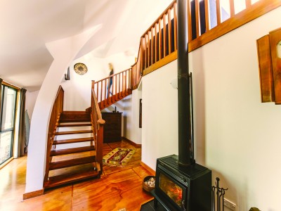 Galleries/River-Cottage/04-River-Cottage-Staircase-Fireplace.jpg